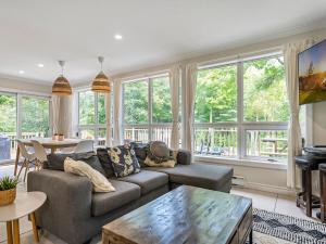 Μια τηλεόραση ή/και κέντρο ψυχαγωγίας στο Lakefront Muskoka Cottage with Fire Pit and BBQ