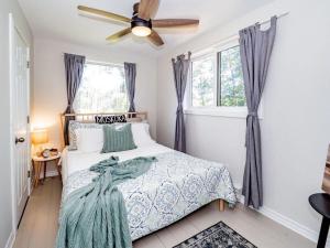 Ένα ή περισσότερα κρεβάτια σε δωμάτιο στο Lakefront Muskoka Cottage with Fire Pit and BBQ