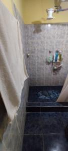 Bonito departamento dos dormitorios في كوينكا: حمام مع دش مع منشفة على الحائط