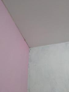 Bonito departamento dos dormitorios في كوينكا: ركن غرفة بجدار أبيض