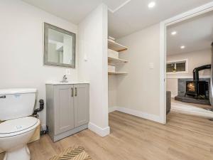 Ένα μπάνιο στο Lakefront Muskoka Cottage with Fire Pit and BBQ +37 φωτογραφίες