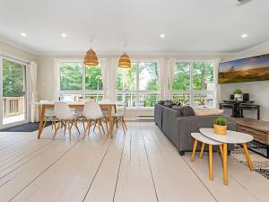 Χώρος καθιστικού στο Lakefront Muskoka Cottage with Fire Pit and BBQ