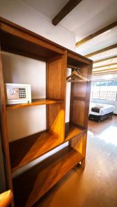 a book shelf with a microwave in a room at Hotel Boutique MIRANDO AL SOL in Ollantaytambo