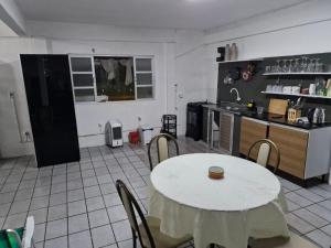 Η κουζίνα ή μικρή κουζίνα στο Sua estadia pé na areia - Só atravessar a Rua