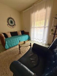 un salon avec un canapé et une table dans l'établissement Hostel Ninho das Harpias, à Divino de São Lourenço 42 autres photos