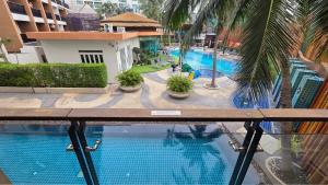 Beautiful Pool View Studio in Kata في شاطئ كاتا: إطلالة المسبح من الشرفة