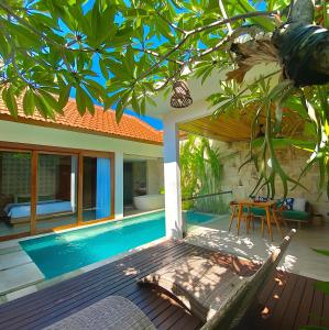 een villa met een zwembad en een huis bij Danka Villa Sanur in Sanur