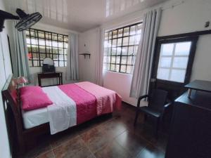 Un pat sau paturi într-o cameră la Finca de descanso SaraMari +21 fotografii