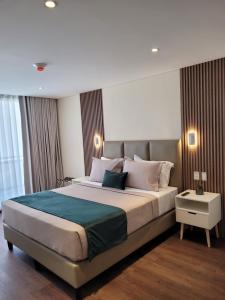 una camera con un grande letto e un comodino di Refugio del Turista a Tupiza Altre 51 foto