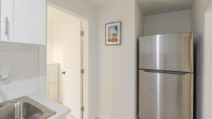 迈尔斯堡Florida Paradyse ll 5 min downtown Cozy Modern的厨房配有不锈钢冰箱和水槽