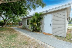 un garaje blanco con una puerta blanca en una casa en Florida Paradyse ll 5 min downtown Cozy Modern, en Fort Myers