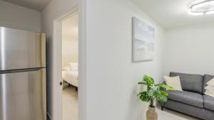 sala de estar con nevera y sofá en Florida Paradyse ll 5 min downtown Cozy Modern, en Fort Myers