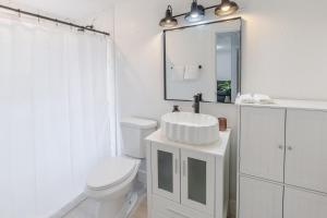 Un baño blanco con lavabo e inodoro. en Florida Paradyse ll 5 min downtown Cozy Modern, en Fort Myers 11 fotos más
