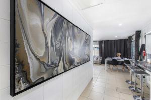 The Coastal Escape - Games & Vibes في غولد كوست: غرفة طعام مع لوحة كبيرة على الحائط +21 صورة