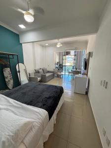ein Schlafzimmer mit einem großen Bett und ein Wohnzimmer in der Unterkunft Studio lindo e completo no Centro RJ in Rio de Janeiro