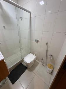 ein weißes Badezimmer mit Dusche und Toilette in der Unterkunft Studio lindo e completo no Centro RJ in Rio de Janeiro + 11 Fotos