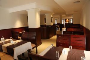 Un comedor con mesas y sillas en un restaurante. en Hotel Aroor RESIDENCY, en Jāmb 21 fotos más