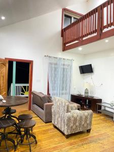 a living room with a couch and a table at Onat Roatan Casa in West End