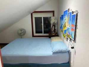 a bedroom with a bed and a window at Onat Roatan Casa in West End