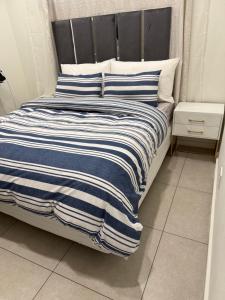 Ένα ή περισσότερα κρεβάτια σε δωμάτιο στο Emerald Skye