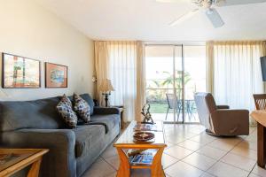 Et opholdsområde på Affordable Vacation Accommodations in Maui at the Kihei Kai Nani Resort