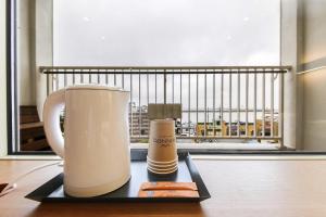 una cafetera sentada en una mesa frente a una ventana en Winners Hotel, en Gangneung 38 fotos más