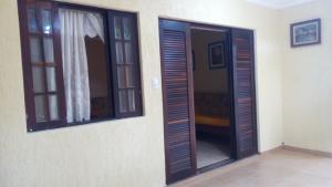 Habitación con puerta y 2 ventanas en Budget Apartamento Na Praia Ubatuba, en Ubatuba