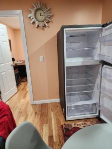 Un refrigerador con la puerta abierta en una habitación. en Unique Monthly Rentals For Professionals, en Baychester 40 fotos más