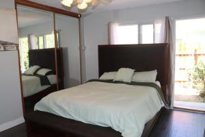 里弗赛德Private Room with Laundry and Pool access的带一张大床和一面镜子的卧室 更多32张照片