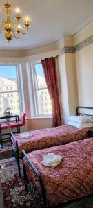 Ένα ή περισσότερα κρεβάτια σε δωμάτιο στο The Ellesmere Hotel Eastbourne