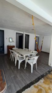 una grande stanza con tavolo e sedie di Casa Rústica, Sofía, Frente al mar en Puerto Arista a Puerto Arista