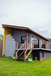 een huis met een trap ervoor bij Chalé Curvas da Canastra in São Roque de Minas