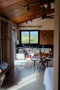 un soggiorno con un tavolo e una cucina di Chalé Curvas da Canastra a São Roque de Minas