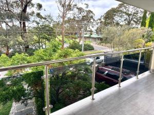 ein Auto, das auf dem Balkon eines Hauses geparkt ist in der Unterkunft Hampton Luxe Retreat 4BR Pet Friendly in Melbourne