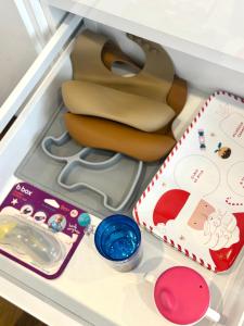 eine Schublade mit einem Stuhl und Gegenständen darin in der Unterkunft Hampton Luxe Retreat 4BR Pet Friendly in Melbourne