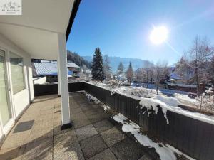 ein Balkon eines Hauses mit Schnee auf dem Boden in der Unterkunft Apartments in Bad Mitterndorf - Steiermark 41123 in Bad Mitterndorf