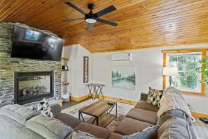 Μια τηλεόραση ή/και κέντρο ψυχαγωγίας στο Beautiful Newly Renovated Home With King Bed & Lake Walkable