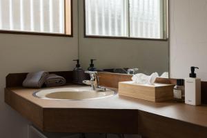 伊东Ito Orange Beach Villa - Ocean View & Private Onsen的浴室里有洗手池和镜子