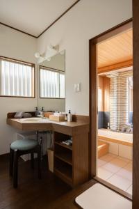 伊东Ito Orange Beach Villa - Ocean View & Private Onsen的浴室里有洗手池和镜子