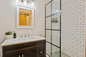 Ένα μπάνιο στο Beautiful Newly Renovated Home With King Bed & Lake Walkable +17 φωτογραφίες