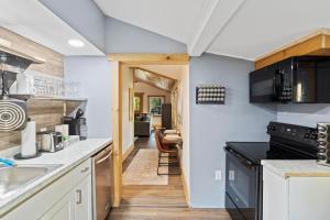 Η κουζίνα ή μικρή κουζίνα στο Beautiful Newly Renovated Home With King Bed & Lake Walkable