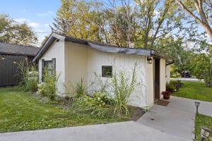 Κήπος έξω από το Beautiful Newly Renovated Home With King Bed & Lake Walkable