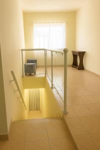 Una habitación con una escalera con una silla y una ventana. en apartamento Completo Localização Excelente Centro, en Canindé 1 foto más