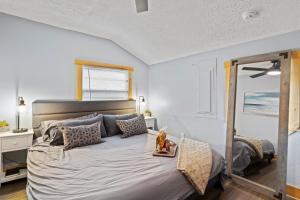 Ένα ή περισσότερα κρεβάτια σε δωμάτιο στο Beautiful Newly Renovated Home With King Bed & Lake Walkable