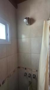 Un baño con ducha con cortina de ducha. en Casa Saint Claire, en Santa Clara del Mar 20 fotos más