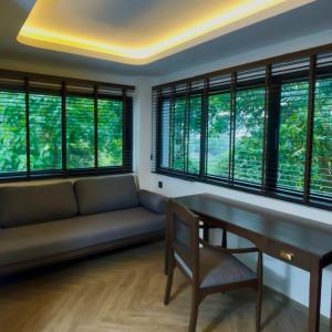 Khu vực ghế ngồi tại Peach Hill Resort - SHA Extra Plus