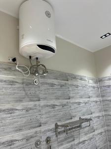 ein Bad mit einer Dusche mit einem Licht an der Wand in der Unterkunft Spirit valley villa in Luxor + 3 Fotos