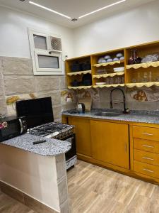 eine Küche mit Herd und Arbeitsplatte in der Unterkunft Spirit valley villa in Luxor