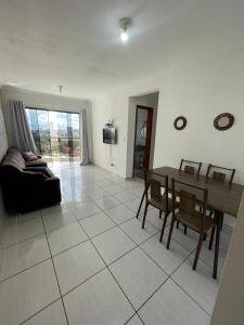 TV a/nebo společenská místnost v ubytování Apartamento Luzza - 2 quartos