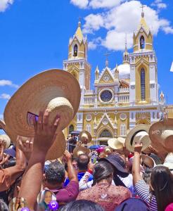 una multitud de personas de pie frente a un edificio en apartamento Completo Localização Excelente Centro, en Canindé